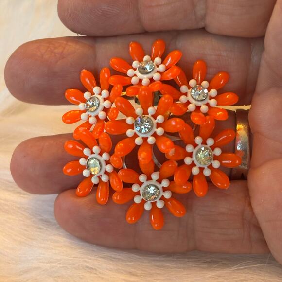 Vintage 1960s Retro MOD Orange Plastic Rhinestone Floral Clip Earrings - Picture 3 of 5